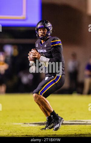 Greenville, Caroline du Nord, États-Unis. 12 octobre 2023. Le quarterback des Pirates de Caroline de l'est Mason Garcia (10) lance contre les Mustangs méthodistes du Sud lors du deuxième quart-temps du match de football américain Athletic au Dowdy-Ficklen Stadium à Greenville, NC. (Scott Kinser/CSM). Crédit : csm/Alamy Live News Banque D'Images