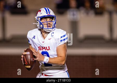 Greenville, Caroline du Nord, États-Unis. 12 octobre 2023. Preston Stone (2), le quart-arrière des Mustangs méthodistes du Sud, se retire contre les Pirates de Caroline de l'est lors du premier quart-temps du match de football américain Athletic au Dowdy-Ficklen Stadium de Greenville, en Caroline du Nord. (Scott Kinser/CSM). Crédit : csm/Alamy Live News Banque D'Images