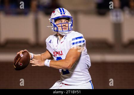 Greenville, Caroline du Nord, États-Unis. 12 octobre 2023. Preston Stone (2), le quart-arrière des Mustangs méthodistes du Sud, se retire contre les Pirates de Caroline de l'est lors du premier quart-temps du match de football américain Athletic au Dowdy-Ficklen Stadium de Greenville, en Caroline du Nord. (Scott Kinser/CSM). Crédit : csm/Alamy Live News Banque D'Images