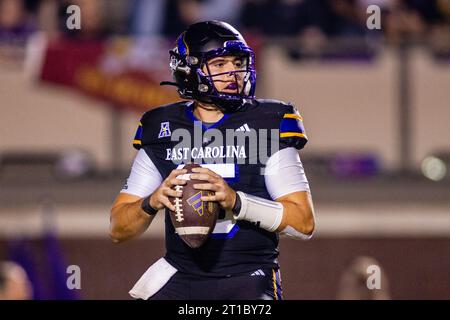 Greenville, Caroline du Nord, États-Unis. 12 octobre 2023. Alex Flinn (15), quarterback des Pirates de Caroline du Sud, se retire contre les Mustangs méthodistes du Sud lors du troisième quart-temps du match de football américain Athletic au Dowdy-Ficklen Stadium de Greenville, NC. (Scott Kinser/CSM). Crédit : csm/Alamy Live News Banque D'Images