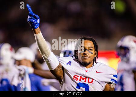 Greenville, Caroline du Nord, États-Unis. 12 octobre 2023. Le cornerback du Southern Methodist Mustangs Charles Woods (3) marque le chiffre d'affaires du quatrième quart du match de football américain Athletic contre les Pirates de Caroline de l'est au Dowdy-Ficklen Stadium de Greenville, Caroline du Nord. (Scott Kinser/CSM). Crédit : csm/Alamy Live News Banque D'Images