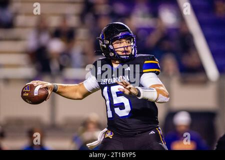 Greenville, Caroline du Nord, États-Unis. 12 octobre 2023. Alex Flinn (15), quarterback des Pirates de Caroline du Sud, se retire contre les Mustangs méthodistes du Sud lors du quatrième quart-temps du match de football américain Athletic au Dowdy-Ficklen Stadium de Greenville, NC. (Scott Kinser/CSM). Crédit : csm/Alamy Live News Banque D'Images