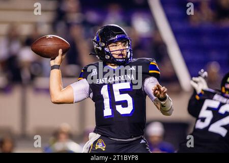 Greenville, Caroline du Nord, États-Unis. 12 octobre 2023. Alex Flinn (15), quarterback des Pirates de Caroline du Sud, se retire contre les Mustangs méthodistes du Sud lors du quatrième quart-temps du match de football américain Athletic au Dowdy-Ficklen Stadium de Greenville, NC. (Scott Kinser/CSM). Crédit : csm/Alamy Live News Banque D'Images