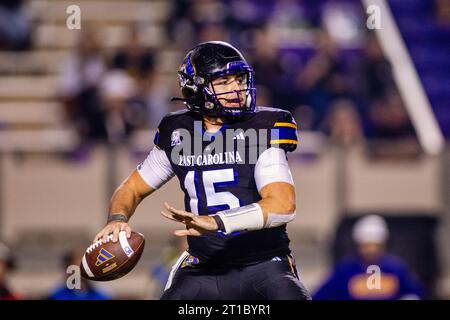 Greenville, Caroline du Nord, États-Unis. 12 octobre 2023. Alex Flinn (15), quarterback des Pirates de Caroline du Sud, se retire contre les Mustangs méthodistes du Sud lors du quatrième quart-temps du match de football américain Athletic au Dowdy-Ficklen Stadium de Greenville, NC. (Scott Kinser/CSM). Crédit : csm/Alamy Live News Banque D'Images