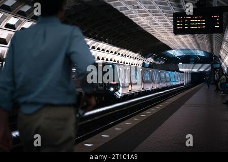 Washington, États-Unis. 13 octobre 2023. Un homme marche le long de la plate-forme dans une station de métro à Washington. Crédit : SOPA Images Limited/Alamy Live News Banque D'Images