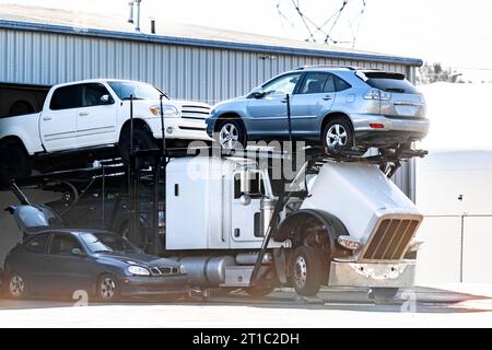 Tracteur de semi-camion de camion de camion de grande plate-forme industrielle blanc avec moteur cassé et capot ouvert debout sur le parking d'un atelier de réparation en attente Banque D'Images