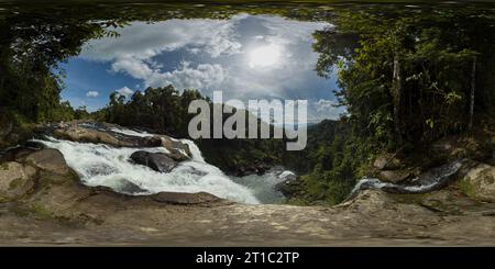 Cascade d'eau sur les rochers dans la montagne tropicale. Limunsudan Falls. Mindanao, Philippines. VR 360. Banque D'Images