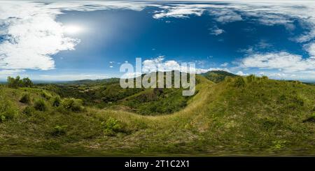 Collines vertes et ciel bleu et nuages. Najandig Peak. Zamboanguita, Negros Oriental. Philippines. VR 360. Banque D'Images