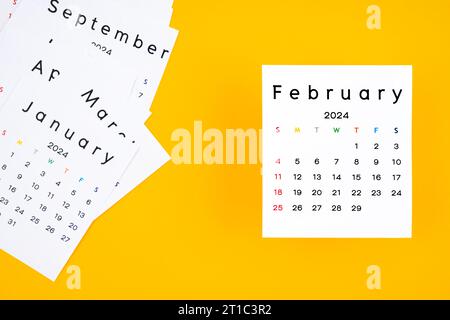 Page de calendrier pour février 2024 sur fond jaune. Banque D'Images