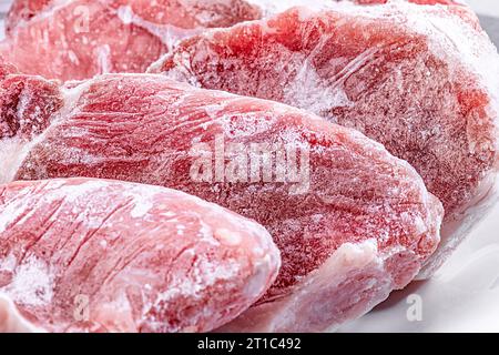 Morceaux de viande surgelés crus. côtelettes de porc crues en gros plan Banque D'Images