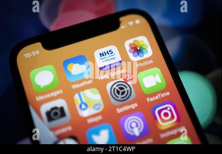 Photo de dossier datée du 11/10/2021 d'un smartphone affichant l'application NHS Scotland Covid status. Des applications en ligne ont été recommandées pour aider les personnes souffrant de douleurs lombaires dans le but de s'attaquer aux listes d'attente du NHS. Sept plates-formes ont reçu le feu vert pour que les personnes de plus de 16 ans puissent gérer leur état dans le guide d’évaluation précoce de la valeur publié par l’Institut national pour l’excellence en santé et en soins (Nice). Selon le plan à long terme du NHS, la lombalgie est la principale cause d'invalidité, représentant 25 % des consultations généralisées chaque année. Date d'émission : Vendredi 13 octobre 2023. Banque D'Images