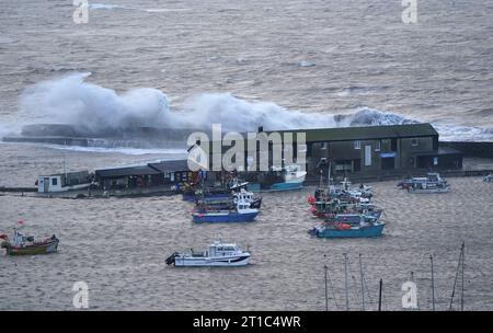 Photo de dossier datée du 18/02/2022 de vagues s'écrasant contre le Cobb à Lyme Regis, dans le Dorset ouest. Jusqu’à 1,5 millions de propriétés britanniques font face à un risque accru d’inondation d’ici 2080 en raison de la montée des mers déclenchée par la fonte des glaces de mer de l’Arctique, ont constaté les députés. Les gaz à effet de serre ont déjà réchauffé l'atmosphère suffisamment pour enfermer entre 17,5mm et 52,4mm d'élévation du niveau de la mer mondiale d'ici 2100 et tout réchauffement supplémentaire ne fera qu'augmenter cela, ont déclaré les scientifiques au sous-comité du Comité d'audit environnemental sur la recherche polaire. Date d'émission : Vendredi 13 octobre 2023. Banque D'Images