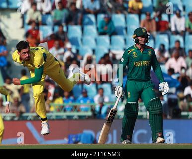 Lucknow, Uttar Pradesh, Inde. 12 octobre 2023. MITCHELL STARC d'Australie lors du match n° 10 de la coupe du monde internationale de cricket d'un jour de l'ICC entre l'Afrique du Sud et l'Australie au Bharat Ratna Shri Atal Bihari Vajpayee Ekana Cricket Stadium. (Image de crédit : © Avijit Das/ZUMA Press Wire) À USAGE ÉDITORIAL UNIQUEMENT! Non destiné à UN USAGE commercial ! Banque D'Images