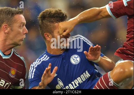 Roman Neustaedter wird gefoult Aktion Freundschaftsspiel FC Schalke 04 - West Ham United FC 6:7 in Gelsenkirchen, Deutschland am 02.08.2014 Banque D'Images