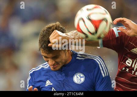 Roman Neustaedter wird gefoult Aktion Freundschaftsspiel FC Schalke 04 - West Ham United FC 6:7 in Gelsenkirchen, Deutschland am 02.08.2014 Banque D'Images