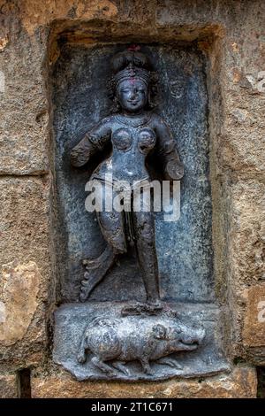 07 21 2007 l'un des soixante-quatre yoginis du temple Yogini du 9e siècle, vénéré pour leur aide à la déesse Durga, Hirapur près de Bhubaneshwar Banque D'Images