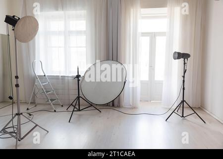 Équipement d'éclairage du photographe dans un studio photo Banque D'Images