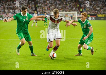 Matthias Ginter (3) Aktion gegen Stephen Quinn und Stephen Ward Fussball Laenderspiel Deutschland - Irland 1:1 in Gelsenkirchen, Deutschland am 14.10.2014 Banque D'Images