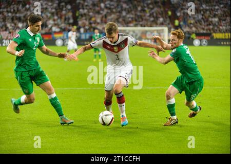 Matthias Ginter (3) Aktion gegen Stephen Quinn und Stephen Ward Fussball Laenderspiel Deutschland - Irland 1:1 in Gelsenkirchen, Deutschland am 14.10.2014 Banque D'Images