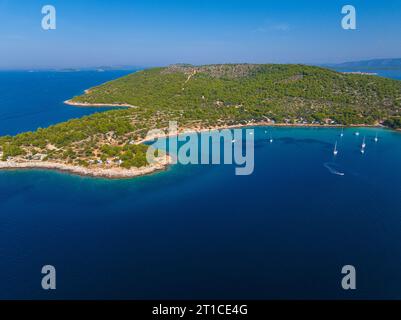 Vue aérienne de la plage de Kosirina et du camp sur l'île Murter dans la mer Adriatique, Croatie Banque D'Images