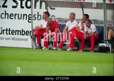 Amin Veh (rotes Trikot) Trainer VFB Stuttgart nachdenklich auf Bank Freundschaftsspiel 1.FC Heidenheim - VFB Stuttgart 2:4 Fußball Bundesliga saison 2014/2015 in Heidenheim, Deutschland am 26.07.2014 Banque D'Images