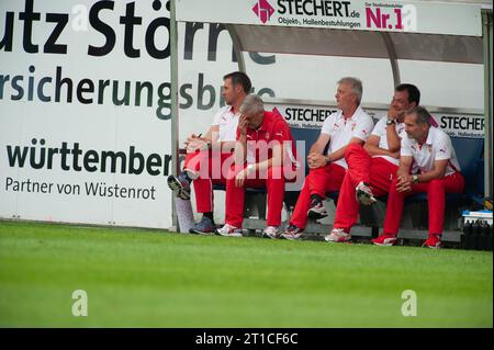 Amin Veh (rotes Trikot) Trainer VFB Stuttgart nachdenklich auf Bank Freundschaftsspiel 1.FC Heidenheim - VFB Stuttgart 2:4 Fußball Bundesliga saison 2014/2015 in Heidenheim, Deutschland am 26.07.2014 Banque D'Images