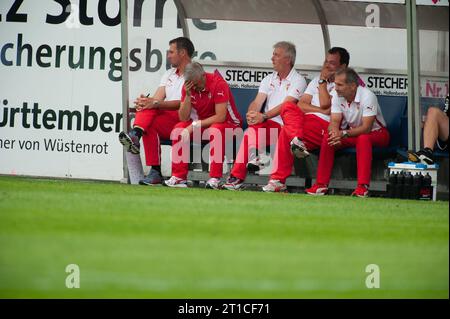 Amin Veh (rotes Trikot) Trainer VFB Stuttgart nachdenklich auf Bank Freundschaftsspiel 1.FC Heidenheim - VFB Stuttgart 2:4 Fußball Bundesliga saison 2014/2015 in Heidenheim, Deutschland am 26.07.2014 Banque D'Images