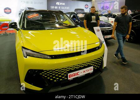 Bucarest, Roumanie. 12 octobre 2023. Les visiteurs regardent une voiture BAIC X55?lors de la 20e édition du Bucharest car Show 2023 (SAB) à Bucarest, Roumanie, le 12 octobre 2023. Plus de 40 entreprises internationales ont présenté leurs véhicules conventionnels, hybrides et électriques, ainsi que divers accessoires pour les voitures lors du salon. Crédit : Cristian Cristel/Xinhua/Alamy Live News Banque D'Images