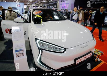 Bucarest, Roumanie. 12 octobre 2023. Les visiteurs regardent une voiture Seres 5?lors de la 20e édition du Bucharest car Show 2023 (SAB) à Bucarest, Roumanie, le 12 octobre 2023. Plus de 40 entreprises internationales ont présenté leurs véhicules conventionnels, hybrides et électriques, ainsi que divers accessoires pour les voitures lors du salon. Crédit : Cristian Cristel/Xinhua/Alamy Live News Banque D'Images