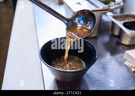 Le processus de fabrication de ramen de soupe traditionnelle japonaise Banque D'Images