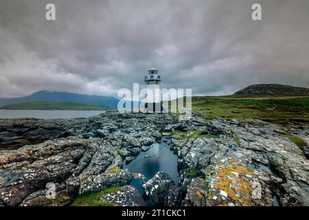 Rhue Lighthouse est un phare blanc situé sur la côte du Loch Broom, près d'Ullapool, en Écosse. Banque D'Images