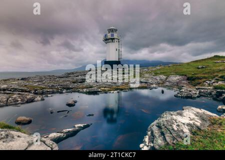 Rhue Lighthouse est un phare blanc situé sur la côte du Loch Broom, près d'Ullapool, en Écosse. Banque D'Images