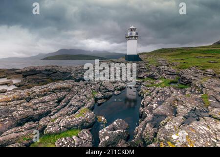 Rhue Lighthouse est un phare blanc situé sur la côte du Loch Broom, près d'Ullapool, en Écosse. Banque D'Images