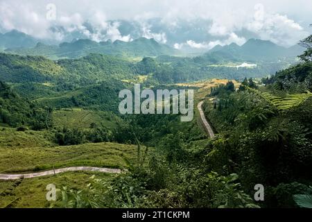 Vue sur le plateau karstique calcaire de Dong Van et géoparc mondial de Quan Ba Heaven Gate, Tam son, Ha Giang, Vietnam Banque D'Images