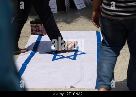 Kuala Lumpur, Malaisie13/10/2023.des centaines de manifestants se sont rassemblés devant l ambassade américaine à Kuala Lumpur pour dénoncer l offensive militaire en cours de l Irak contre les territoires palestiniens.la manifestation était organisée par des groupes d étudiants et des organisations de la société civile, qui a appelé à un cessez-le-feu immédiat et à la fin de l'occupation israélienne.H.Berbar Credit : Imago/Alamy Live News Banque D'Images