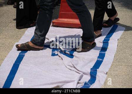 Kuala Lumpur, Malaisie13/10/2023.des centaines de manifestants se sont rassemblés devant l ambassade américaine à Kuala Lumpur pour dénoncer l offensive militaire en cours de l Irak contre les territoires palestiniens.la manifestation était organisée par des groupes d étudiants et des organisations de la société civile, qui a appelé à un cessez-le-feu immédiat et à la fin de l'occupation israélienne.H.Berbar Credit : Imago/Alamy Live News Banque D'Images