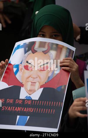 Kuala Lumpur, Malaisie13/10/2023.des centaines de manifestants se sont rassemblés devant l ambassade américaine à Kuala Lumpur pour dénoncer l offensive militaire en cours de l Irak contre les territoires palestiniens.la manifestation était organisée par des groupes d étudiants et des organisations de la société civile, qui a appelé à un cessez-le-feu immédiat et à la fin de l'occupation israélienne.H.Berbar Credit : Imago/Alamy Live News Banque D'Images