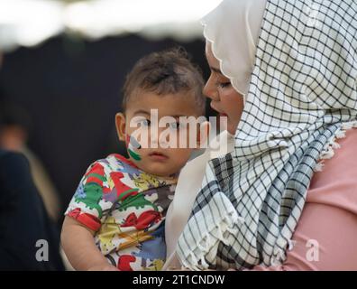 Kuala Lumpur, Malaisie13/10/2023.des centaines de manifestants se sont rassemblés devant l ambassade américaine à Kuala Lumpur pour dénoncer l offensive militaire en cours de l Irak contre les territoires palestiniens.la manifestation était organisée par des groupes d étudiants et des organisations de la société civile, qui a appelé à un cessez-le-feu immédiat et à la fin de l'occupation israélienne.H.Berbar Credit : Imago/Alamy Live News Banque D'Images