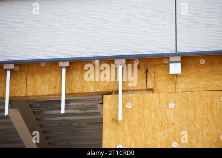 immeuble de bureaux en construction. Parement et isolation des murs. Banque D'Images