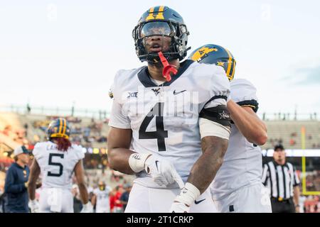 12 octobre 2023 : le running back CJ Donaldson Jr. (4) célèbre son touchdown lors d'un match entre les West Virginia Mountaineers et les Houston Cougars à Houston, Texas. Trask Smith/CSM Banque D'Images