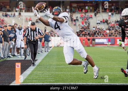 12 octobre 2023 : le running back CJ Donaldson Jr. (4) des Mountaineers de Virginie-Occidentale tente de faire une prise devant la zone finale lors d'un match entre les Mountaineers de Virginie-Occidentale et les Cougars de Houston à Houston, Texas. Trask Smith/CSM Banque D'Images