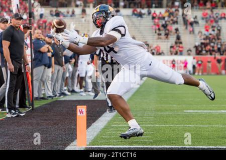 12 octobre 2023 : le running back CJ Donaldson Jr. (4) des Mountaineers de Virginie-Occidentale tente de faire une prise devant la zone finale lors d'un match entre les Mountaineers de Virginie-Occidentale et les Cougars de Houston à Houston, Texas. Trask Smith/CSM Banque D'Images