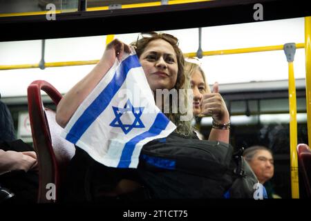 Bogota, Colombie. 13 octobre 2023. Des Colombiens arrivent dans un vol humanitaire de la force aérospatiale colombienne (Air Force) de tel Aviv, en Israël, après que le groupe militant palestinien Hamas ait fait une attaque surprise, à Bogota, en Colombie, le 13 octobre 2023. Photo : CHEPA Beltran/long Visual Press crédit : long Visual Press/Alamy Live News Banque D'Images