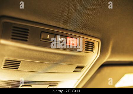 Vue du panneau lumineux dans la voiture.intérieur du véhicule. Photo de haute qualité Banque D'Images