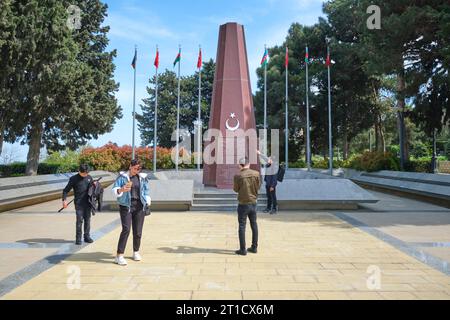 Une famille visite et est occupée à prendre des photos, des vidéos. Au Bakı Türk şəhidliyi, une place commémorative turque, site. Au cimetière militaire de Highland Park et Banque D'Images