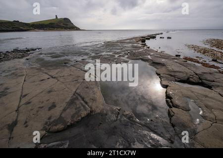 La plage rocheuse inhabituelle et le rivage de Kimmeridge Bay sur la côte Jurrasic dans le Dorset, en Angleterre. Banque D'Images