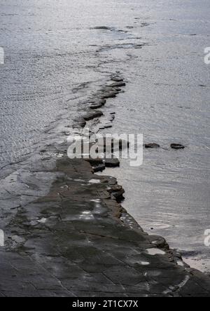 La plage rocheuse inhabituelle et le rivage de Kimmeridge Bay sur la côte Jurrasic dans le Dorset, en Angleterre. Banque D'Images