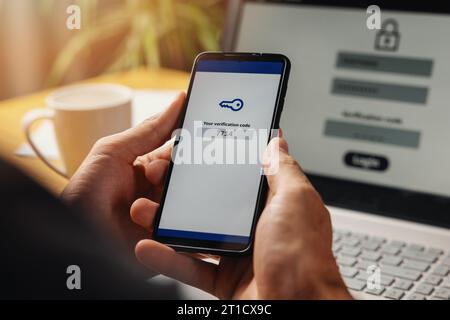 authentification en deux étapes. code de vérification sur l'écran du téléphone intelligent pour l'identification de l'identité pour les opérations bancaires en ligne. technologie de cybersécurité Banque D'Images