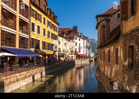 Quai de l'éveche et arrière du Palais de l'isle, en journée, à Annecy, haute-Savoie, France Banque D'Images