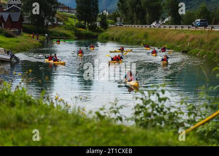 Olden, Norvège. 13 juillet 2023. Un groupe de personnes faisant du canoë sur une rivière en Norvège *** Eine Gruppe Menschen fährt Kanu in Norwegen auf einem Fluß Credit : Imago/Alamy Live News Banque D'Images